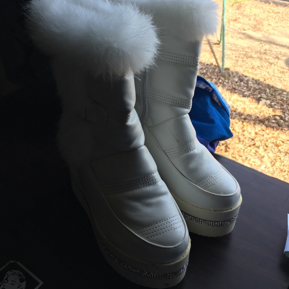 Women’s white wedged boots with fur
